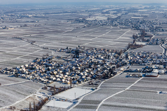 Winterluftbild im Schnee in Hainfeld im Bundesland Rheinland-Pfalz, Deutschland