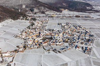 Winterlich schneebedeckte Dorfkern am Rande von Weinbergen und Winzer- Gütern im Weinbaugebiet in Weyher in der Pfalz im Bundesland Rheinland-Pfalz, Deutschland
