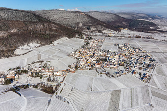 Winterluftbild im Schnee in Weyher in der Pfalz im Bundesland Rheinland-Pfalz, Deutschland