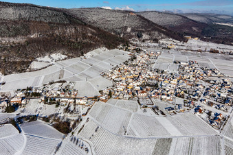 Winterluftbild im Schnee in Weyher in der Pfalz im Bundesland Rheinland-Pfalz, Deutschland