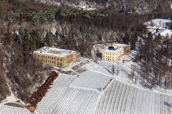 Winterlich schneebedeckte Palais des Schloss Villa Ludwigshöhe in Edenkoben im Bundesland Rheinland-Pfalz, Deutschland