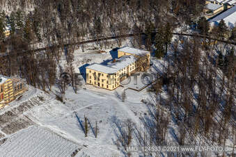 Winterluftbild im Schnee von Schloß Villa Ludwigshöhe in Edenkoben im Bundesland Rheinland-Pfalz, Deutschland