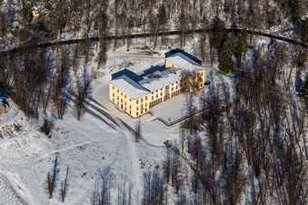 Luftbild von Winterlich schneebedeckte Palais des Schloss Villa Ludwigshöhe in Edenkoben im Bundesland Rheinland-Pfalz, Deutschland