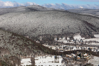 Winterluftbild im Schnee von Schloß Kropsburg im Ortsteil SaintMartin in Sankt Martin im Bundesland Rheinland-Pfalz, Deutschland