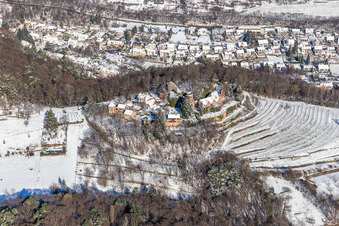 Winterluftbild im Schnee von Schloß Kropsburg im Ortsteil SaintMartin in Sankt Martin im Bundesland Rheinland-Pfalz, Deutschland