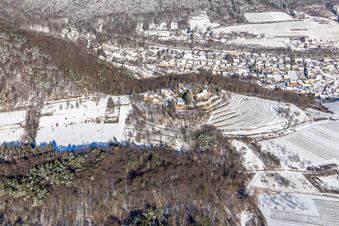 Winterluftbild im Schnee von Schloß Kropsburg im Ortsteil SaintMartin in Sankt Martin im Bundesland Rheinland-Pfalz, Deutschland