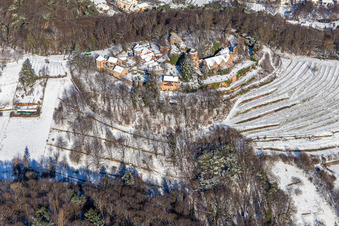Winterlich schneebedeckte Gebäude des Restaurant Schloss Kropsburg in Sankt Martin im Ortsteil SaintMartin im Bundesland Rheinland-Pfalz, Deutschland