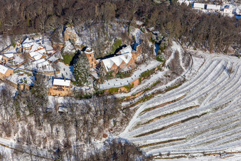 Winterluftbild im Schnee von Schloß Kropsburg im Ortsteil SaintMartin in Sankt Martin im Bundesland Rheinland-Pfalz, Deutschland