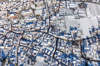 Winterluftbild im Schnee im Ortsteil SaintMartin in Sankt Martin im Bundesland Rheinland-Pfalz, Deutschland