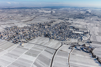 Winterluftbild im Schnee im Ortsteil Alsterweiler in Maikammer im Bundesland Rheinland-Pfalz, Deutschland