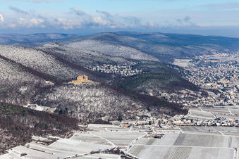 Winterluftbild im Schnee des Hambacher Schloß im Ortsteil Diedesfeld in Neustadt an der Weinstraße im Bundesland Rheinland-Pfalz, Deutschland