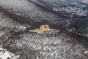 Winterluftbild im Schnee des Hambacher Schloß im Ortsteil Diedesfeld in Neustadt an der Weinstraße im Bundesland Rheinland-Pfalz, Deutschland