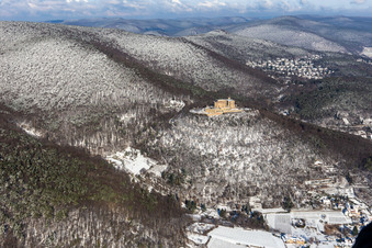 Winterluftbild im Schnee des Hambacher Schloß im Ortsteil Diedesfeld in Neustadt an der Weinstraße im Bundesland Rheinland-Pfalz, Deutschland