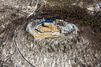 Luftaufnahme von Winterlich schneebedeckte Burganlage des " Hambacher Schloss " in Neustadt an der Weinstraße im Ortsteil Diedesfeld im Bundesland Rheinland-Pfalz, Deutschland