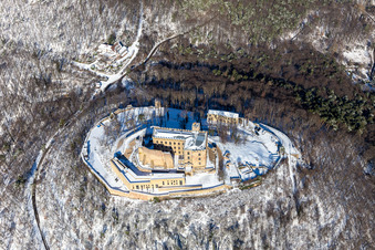 Schrägluftbild von Winterlich schneebedeckte Burganlage des " Hambacher Schloss " in Neustadt an der Weinstraße im Ortsteil Diedesfeld im Bundesland Rheinland-Pfalz, Deutschland