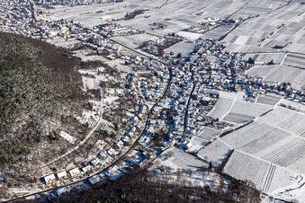 Winterluftbild im Schnee im Ortsteil Hambach an der Weinstraße in Neustadt an der Weinstraße im Bundesland Rheinland-Pfalz, Deutschland