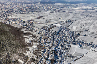 Winterluftbild im Schnee im Ortsteil Hambach an der Weinstraße in Neustadt an der Weinstraße im Bundesland Rheinland-Pfalz, Deutschland