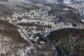 Winterluftbild im Schnee am Triftbrunnenweg im Ortsteil Hambach an der Weinstraße in Neustadt an der Weinstraße im Bundesland Rheinland-Pfalz, Deutschland