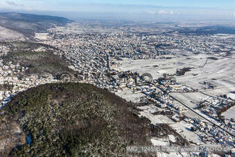 Winterluftbild im Schnee in Neustadt an der Weinstraße im Bundesland Rheinland-Pfalz, Deutschland
