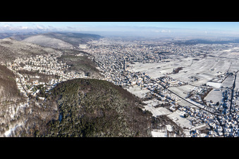 Winterluftbild im Schnee in Neustadt an der Weinstraße im Bundesland Rheinland-Pfalz, Deutschland