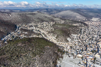 Winterluftbild im Schnee am Triftbrunnenweg im Ortsteil Hambach an der Weinstraße in Neustadt an der Weinstraße im Bundesland Rheinland-Pfalz, Deutschland