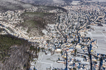 Winterluftbild im Schnee im Ortsteil Hambach an der Weinstraße in Neustadt an der Weinstraße im Bundesland Rheinland-Pfalz, Deutschland