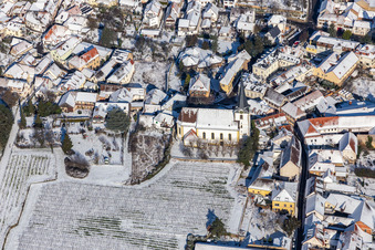 Winterluftbild im Schnee der katholischen Kirche St. Jakob im Ortsteil Hambach an der Weinstraße in Neustadt an der Weinstraße im Bundesland Rheinland-Pfalz, Deutschland