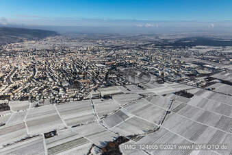 Winterluftbild im Schnee in Neustadt an der Weinstraße im Bundesland Rheinland-Pfalz, Deutschland
