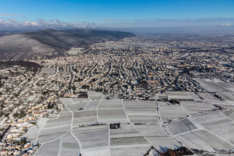 Winterlich schneebedeckte Dorf - Ansicht am Rande von Weinbergen im Ortsteil Hambach in Neustadt an der Weinstraße im Bundesland Rheinland-Pfalz, Deutschland