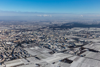 Winterluftbild im Schnee in Neustadt an der Weinstraße im Bundesland Rheinland-Pfalz, Deutschland