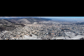 Panorama Winterluftbild im Schnee in Neustadt an der Weinstraße im Bundesland Rheinland-Pfalz, Deutschland