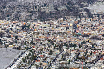 Winterluftbild im Schnee der Klausengasse in Neustadt an der Weinstraße im Bundesland Rheinland-Pfalz, Deutschland