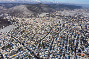 Winterluftbild im Schnee in Neustadt an der Weinstraße im Bundesland Rheinland-Pfalz, Deutschland