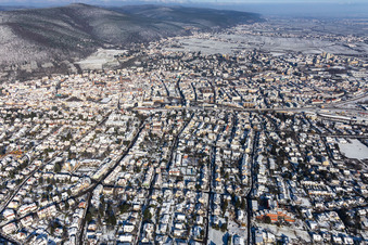 Winterluftbild im Schnee in Neustadt an der Weinstraße im Bundesland Rheinland-Pfalz, Deutschland