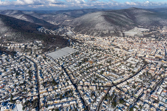 Winterluftbild im Schnee in Neustadt an der Weinstraße im Bundesland Rheinland-Pfalz, Deutschland