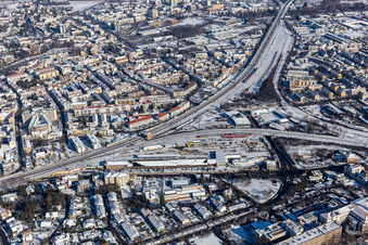 Winterluftbild im Schnee des Gleisdreiecks in Neustadt an der Weinstraße im Bundesland Rheinland-Pfalz, Deutschland