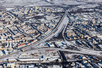 Winterluftbild im Schnee des Gleisdreiecks in Neustadt an der Weinstraße im Bundesland Rheinland-Pfalz, Deutschland