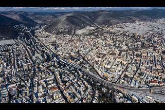 Winterluftbild im Schnee in Neustadt an der Weinstraße im Bundesland Rheinland-Pfalz, Deutschland