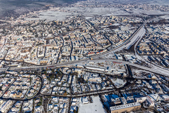 Winterluftbild im Schnee des Gleisdreiecks in Neustadt an der Weinstraße im Bundesland Rheinland-Pfalz, Deutschland