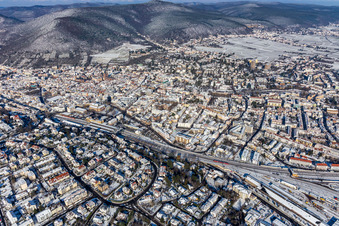 Winterluftbild im Schnee in Neustadt an der Weinstraße im Bundesland Rheinland-Pfalz, Deutschland