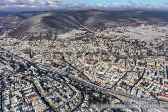 Winterluftbild im Schnee in Neustadt an der Weinstraße im Bundesland Rheinland-Pfalz, Deutschland