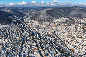 Winterluftbild im Schnee in Neustadt an der Weinstraße im Bundesland Rheinland-Pfalz, Deutschland