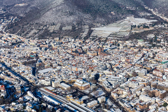 Winterluftbild im Schnee mit Kath. Pfarrkirche St. Marien und Prot. Stiftskirche in Neustadt an der Weinstraße im Bundesland Rheinland-Pfalz, Deutschland