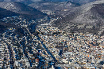 Winterluftbild im Schnee Richtung Schöntal in Neustadt an der Weinstraße im Bundesland Rheinland-Pfalz, Deutschland