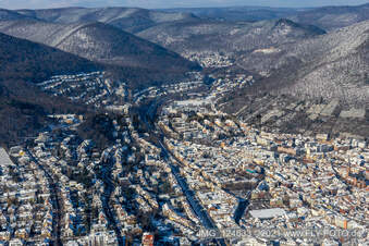 Winterluftbild im Schnee Richtung Schöntal in Neustadt an der Weinstraße im Bundesland Rheinland-Pfalz, Deutschland