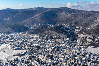 Winterluftbild im Schnee im Ortsteil Hambach an der Weinstraße in Neustadt an der Weinstraße im Bundesland Rheinland-Pfalz, Deutschland