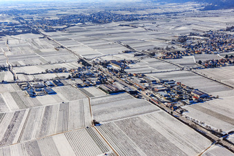 Winterluftbild im Schnee Industriegebiet Bordmühle in Kirrweiler im Bundesland Rheinland-Pfalz, Deutschland