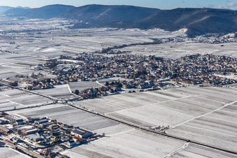 Winterluftbild im Schnee im Ortsteil Alsterweiler in Maikammer im Bundesland Rheinland-Pfalz, Deutschland