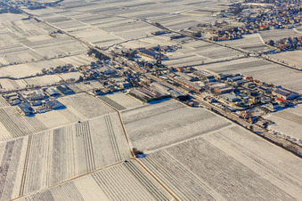 Winterluftbild im Schnee Industriegebiet Bordmühle in Kirrweiler im Bundesland Rheinland-Pfalz, Deutschland