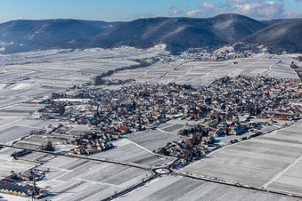 Winterluftbild im Schnee in Maikammer im Bundesland Rheinland-Pfalz, Deutschland